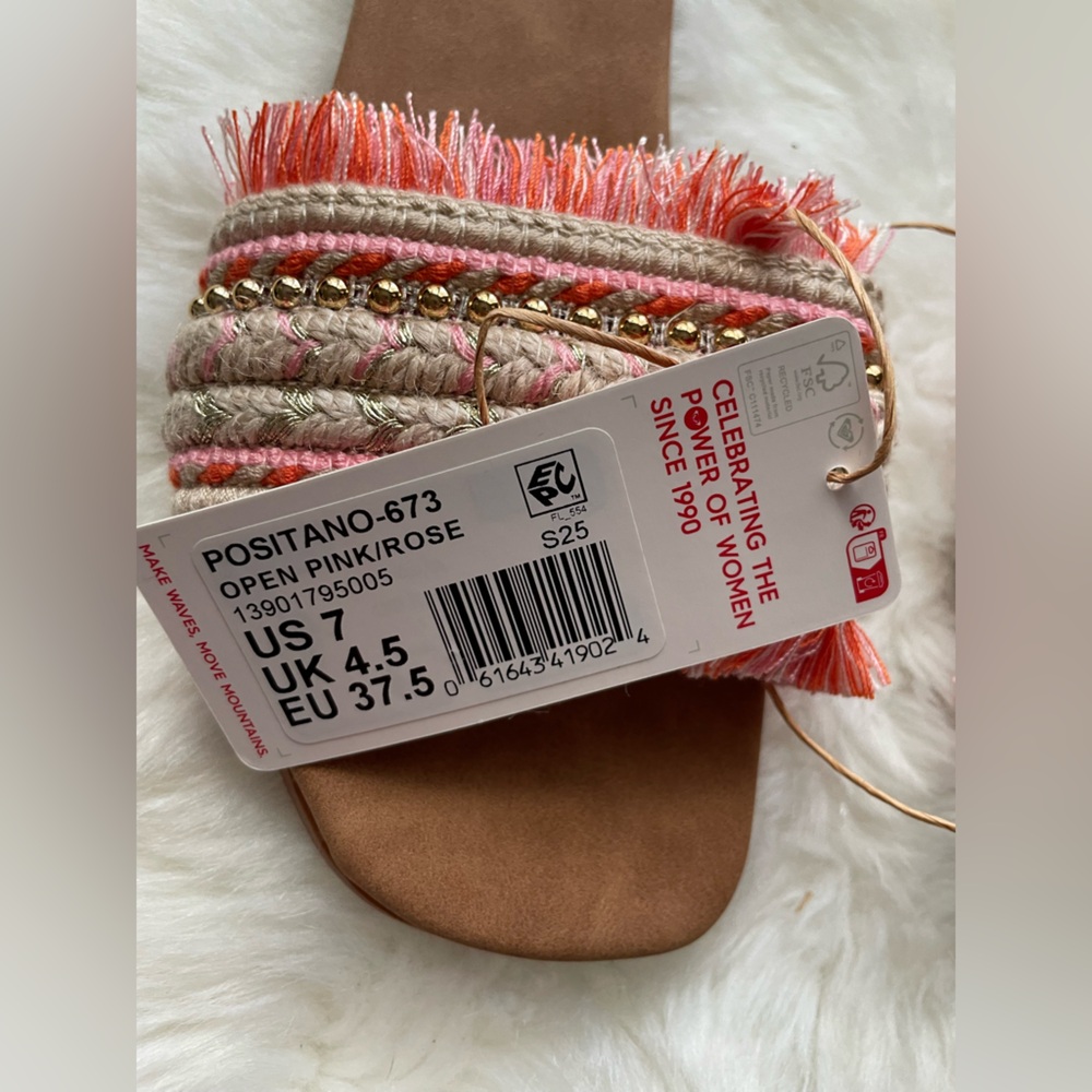 New! Roxy Sandals - Picture 2 of 3